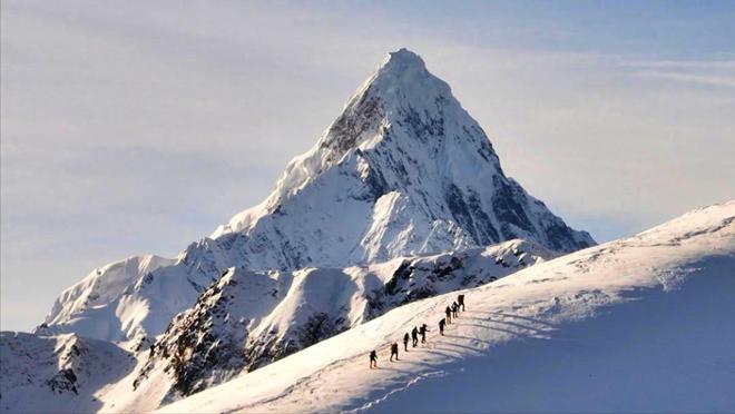 坡一人身体不适吃布洛芬结果陷入深度昏迷pg电子试玩网站免费4人重装徒步梅里东(图2)