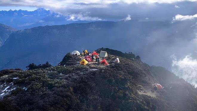 坡一人身体不适吃布洛芬结果陷入深度昏迷pg电子试玩网站免费4人重装徒步梅里东(图3)